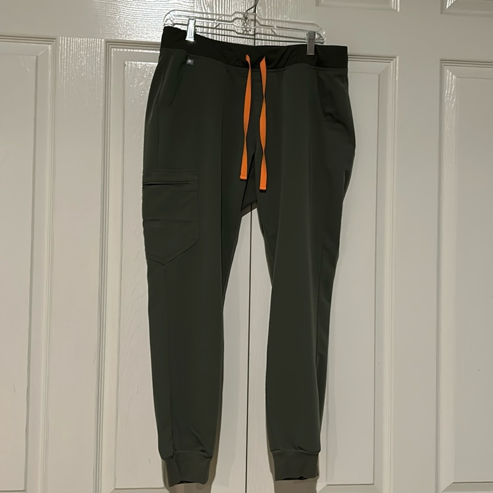 Women’s Figs jogger scrub pants size L in Moss